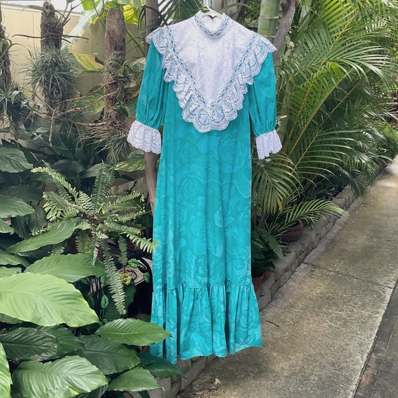 VTG Princess Kaiulani Muumuu With Gorgeous White Lace Made in Hawaii - Picture 1 of 12